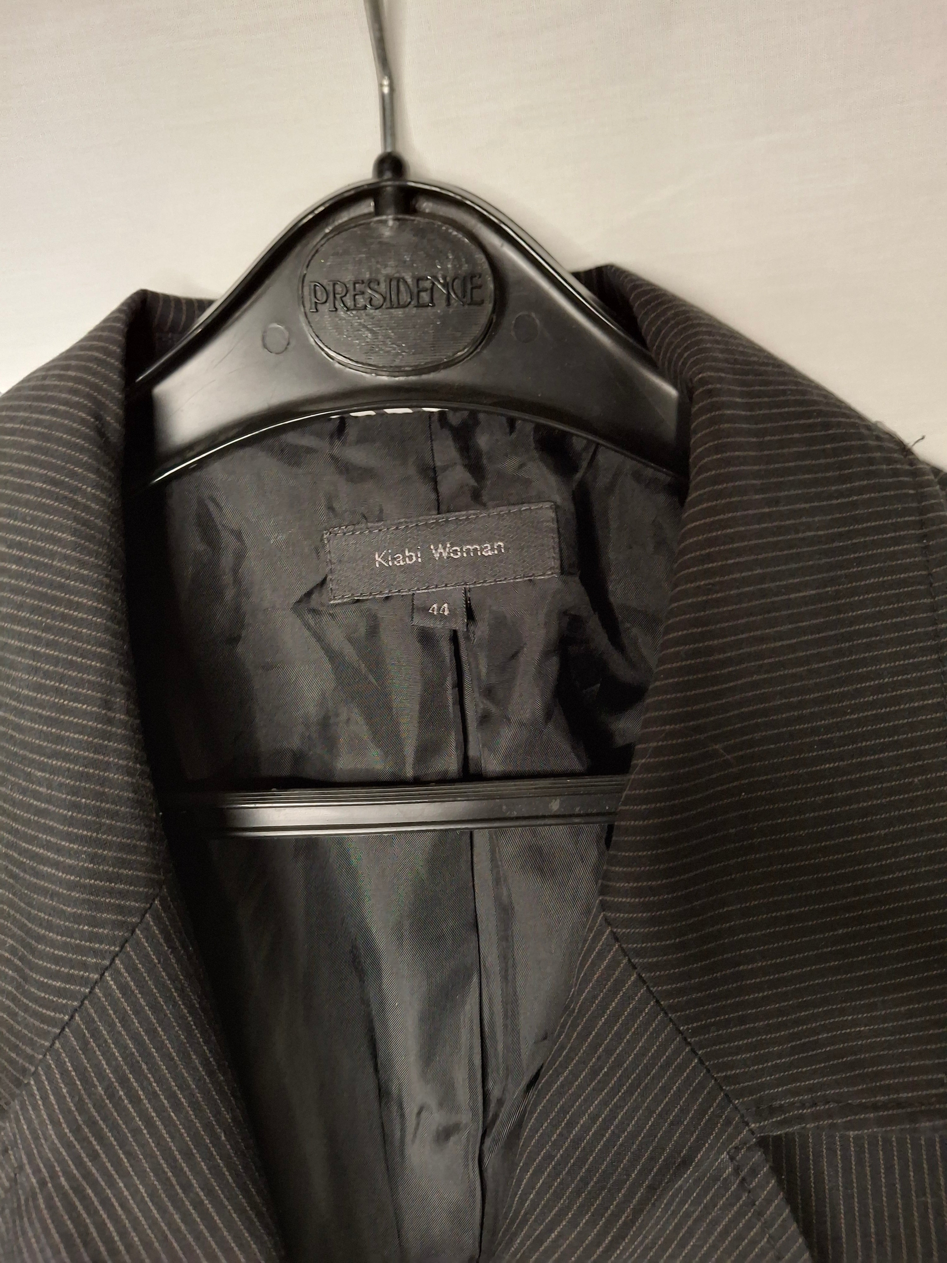 Blazer Femme Court Kiabi woman - noir avec des fines rayures sombres- Taille : XL (42)