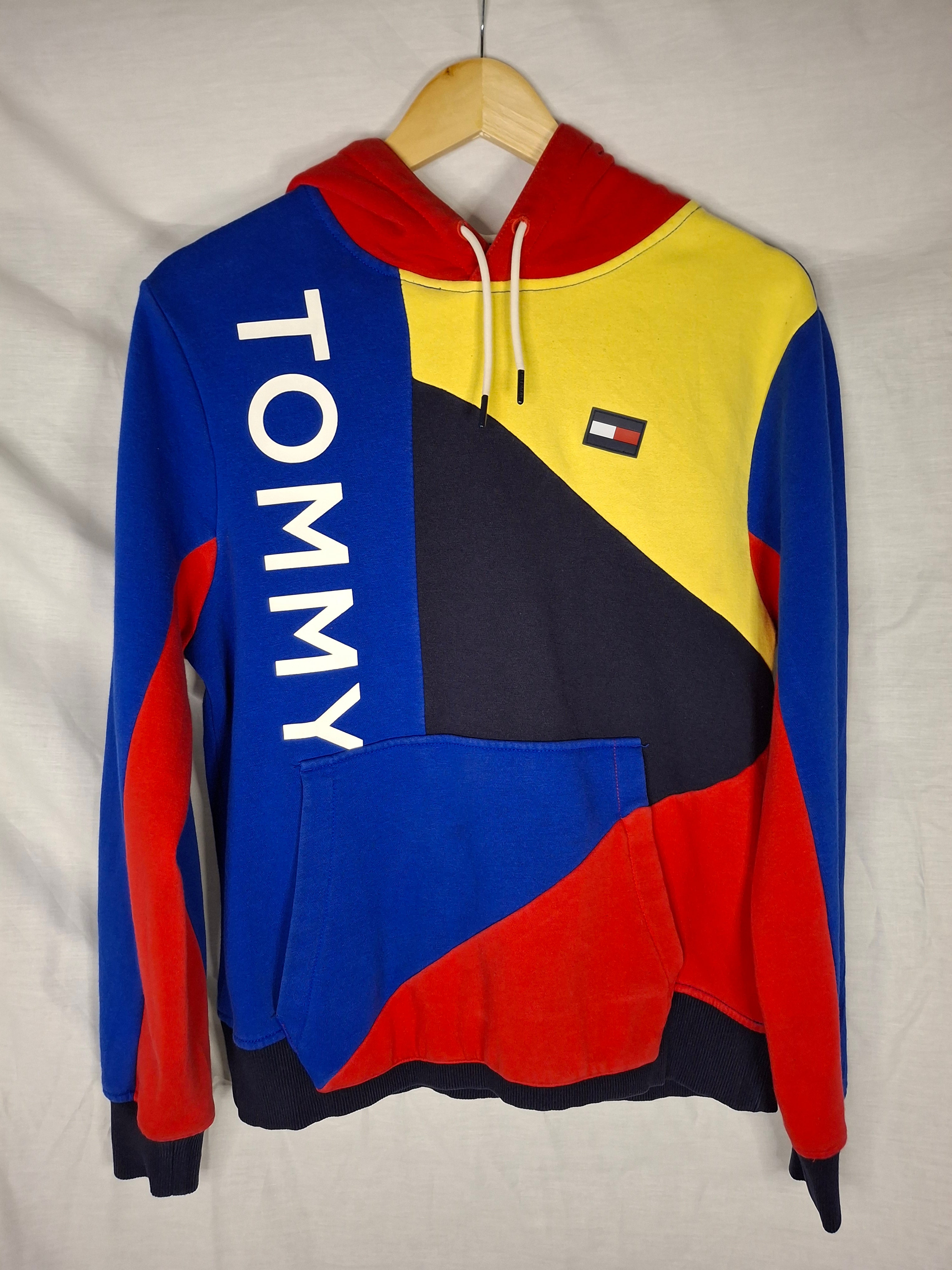 Sweat Tommy Hilfiger VINTAGE Style 90s  -  COLOR BLOCK Logo Mania  - Taille : S (36) Pièce vintage unique