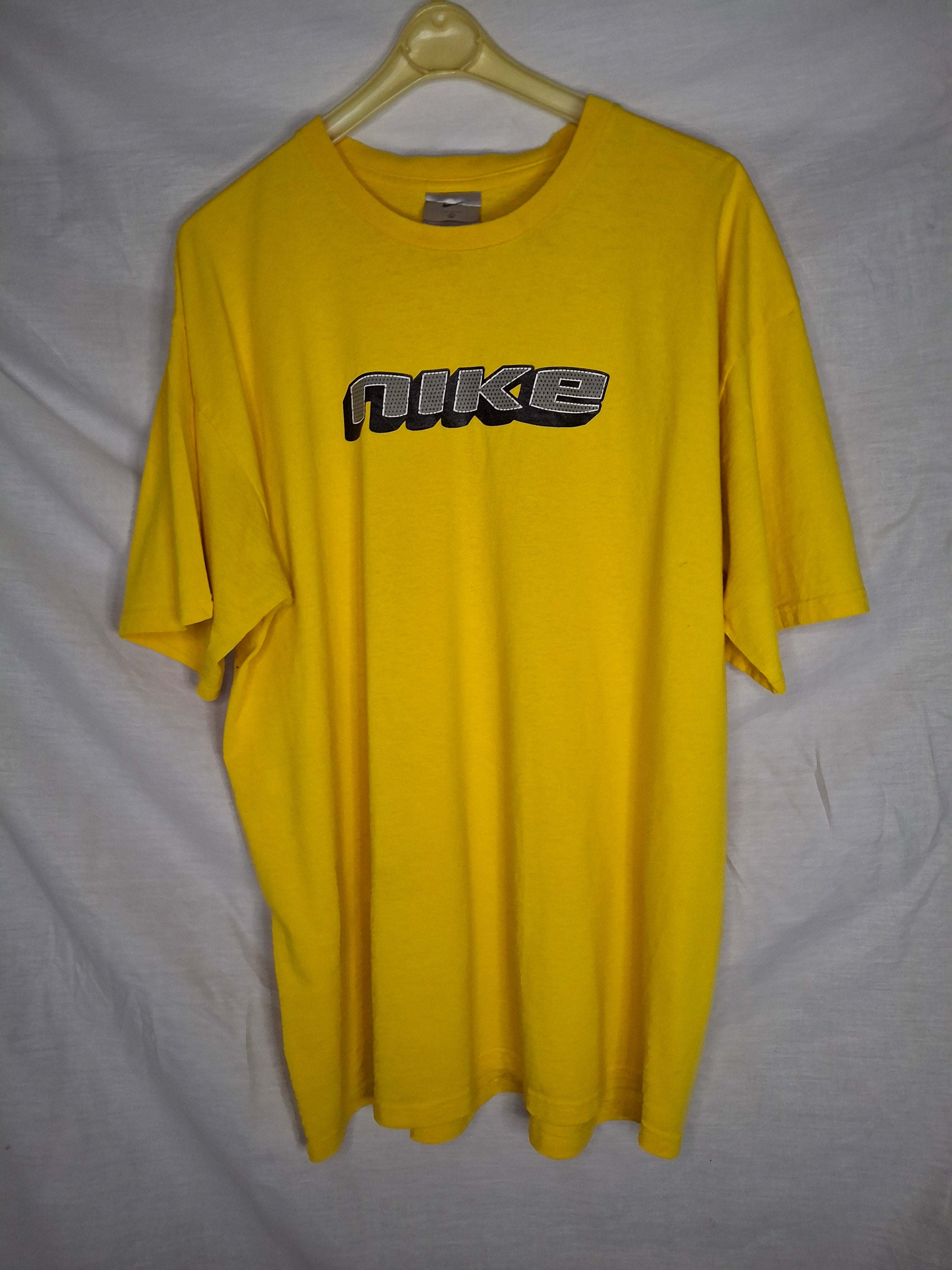 T-Shirt Nike VINTAGE Années 2000 (Y2K) logo impression vinyle  - jaune - Taille  L (40) Pièce vintage unique