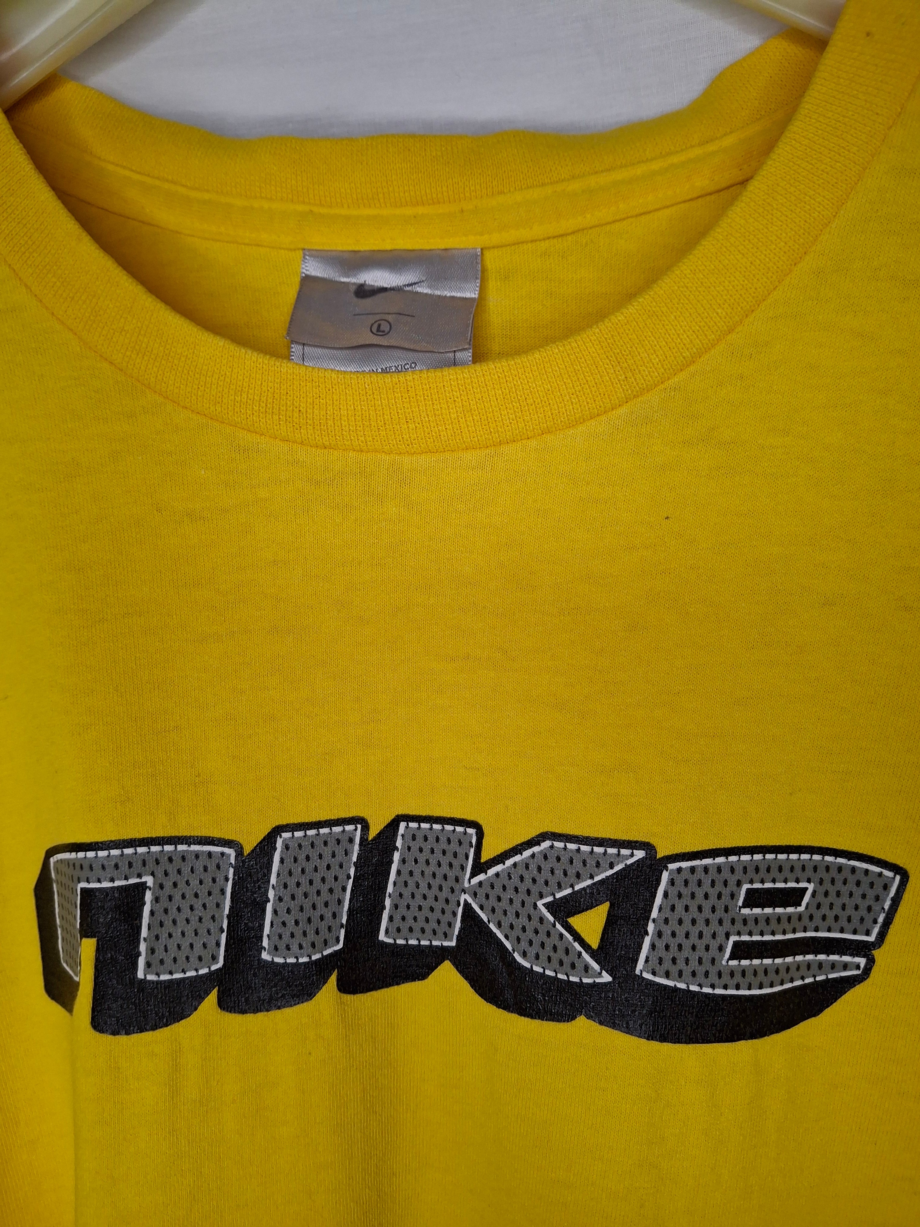 T-Shirt Nike VINTAGE Années 2000 (Y2K) logo impression vinyle  - jaune - Taille  L (40) Pièce vintage unique
